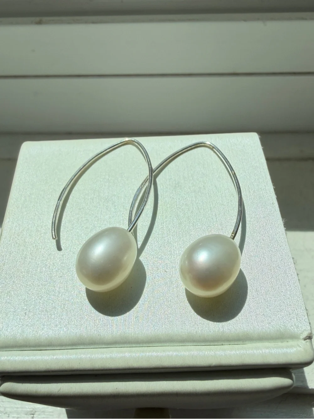 NWOT Possible Honora Cultured Pearl dangle earrings in sterling silver!